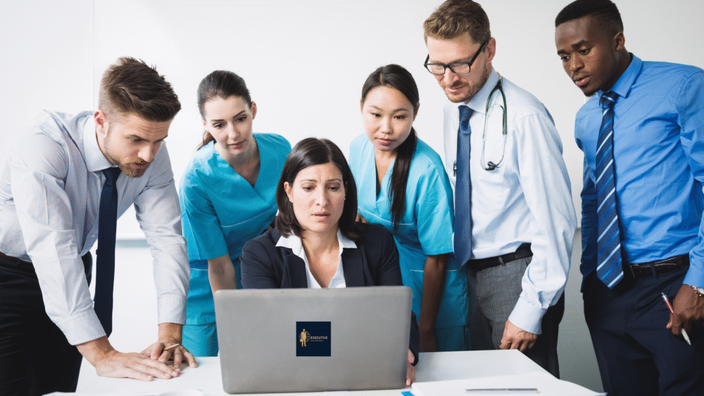 Equipe de RH analisando planos de saúde corporativo para colaboradores