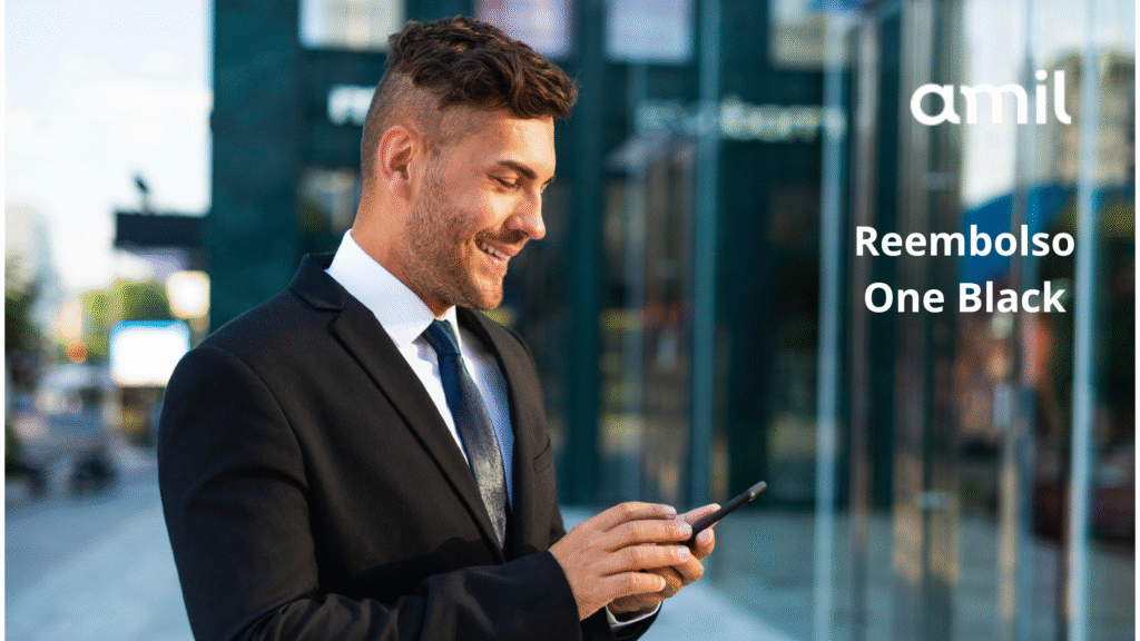Executivo usando o celular para solicitar reembolso Amil One de alto valor