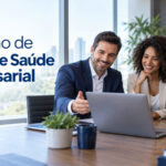 Consultor apresentando cotação de plano de saúde empresarial para empresários