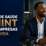 Empresário utilizando plano Omint empresarial com contratação a partir de uma vida