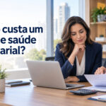 Empresária analisando quanto custa um plano de saúde empresarial com consultor especializado